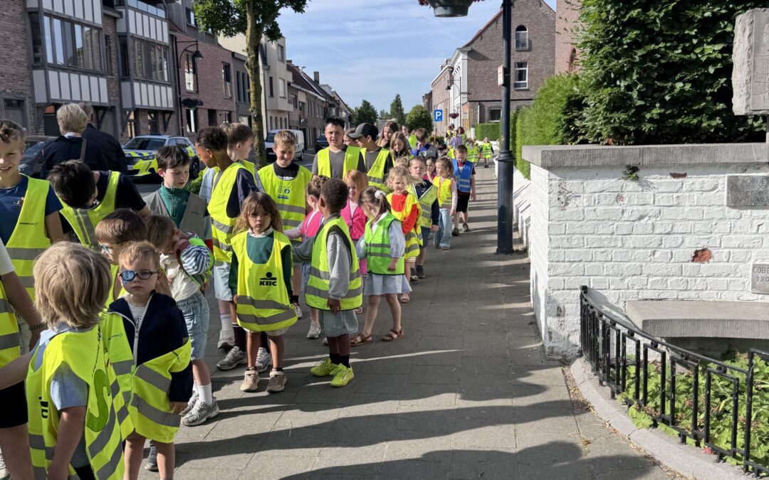 We gingen samen op pad! Tweede kleuters en 5de leerjaar. We leerden samen op een correcte manier langs de weg te stappen.