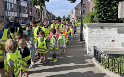 We gingen samen op pad! Tweede kleuters en 5de leerjaar. We leerden samen op een correcte manier langs de weg te stappen.